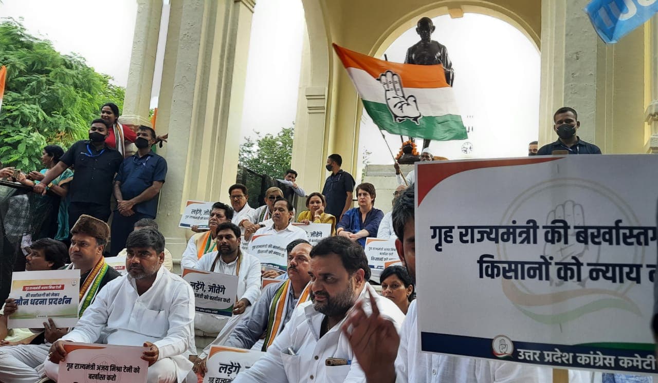 प्रियंका गांधी का मौन प्रदर्शन खत्म, प्रमोद तिवारी बोले- बीजेपी ने कांग्रेस की 70 साल की कमाई को लुटा दिया