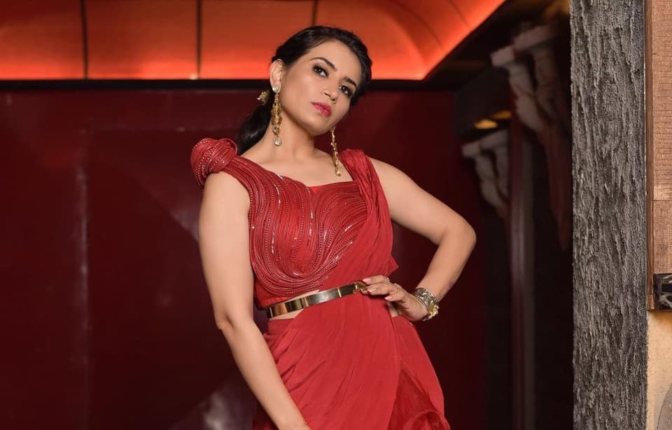 Taarak Mehta Ka Ooltah Chashmah की 'रीटा रिपोर्टर' का ग्लैमरस अवतार, रेड गाउन में दिखी बेहद खूबसूरत