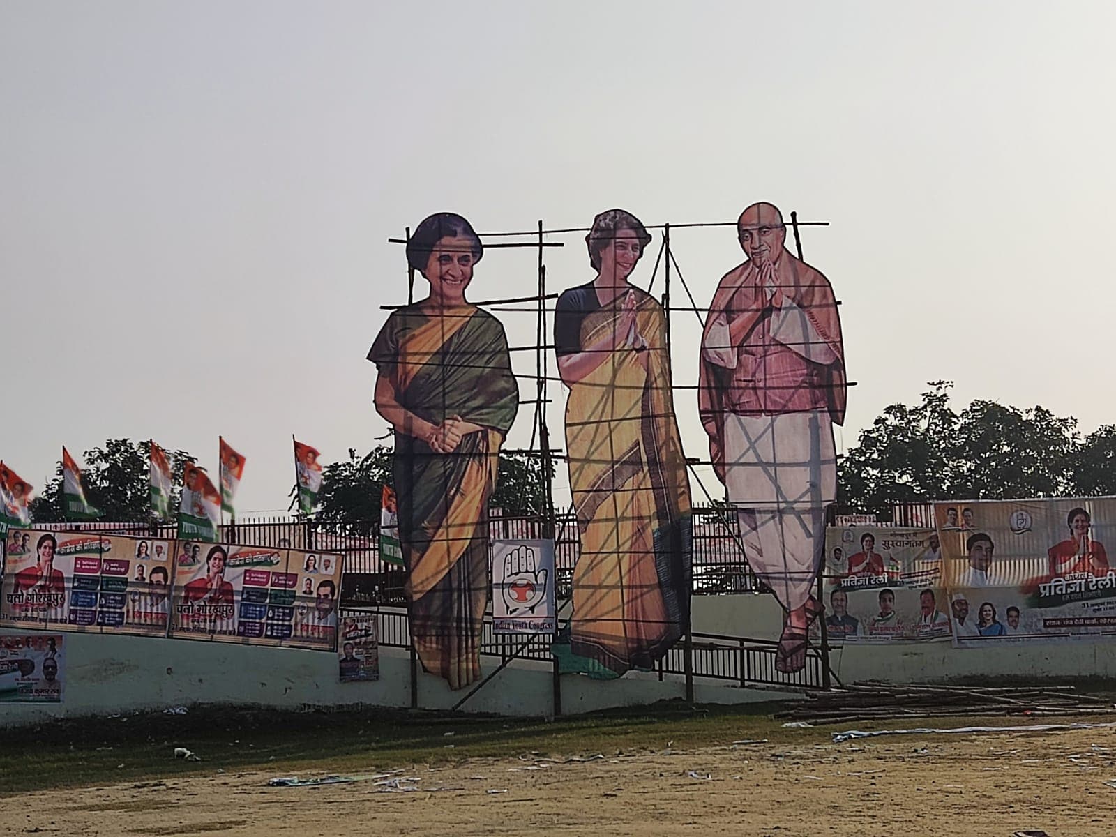 गुलाबी कुर्सी, पटेल-इंदिरा का कटआउट पोस्टर, कुछ देर में सीएम योगी के गढ़ में प्रियंका गांधी की रैली गुलाबी कुर्सी, पटेल-इंदिरा का कटआउट पोस्टर, कुछ देर में सीएम योगी के गढ़ में प्रियंका गांधी की रैली