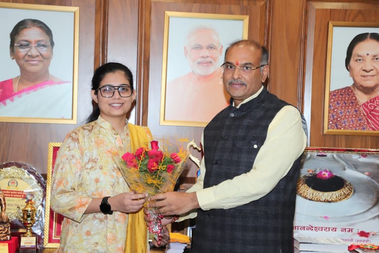 कानपुर: कुलपति प्रो. विनय कुमार पाठक बोले- कृतिका की सफलता हम सभी के लिए गर्व का विषय