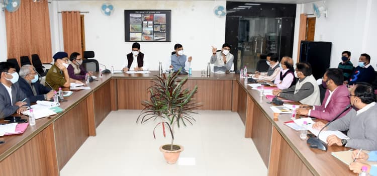 Prayagraj News: मण्डलायुक्त ने माघ मेला की तैयारियों को लेकर की समीक्षा बैठक, कहा- तय समय पर पूरा करें काम