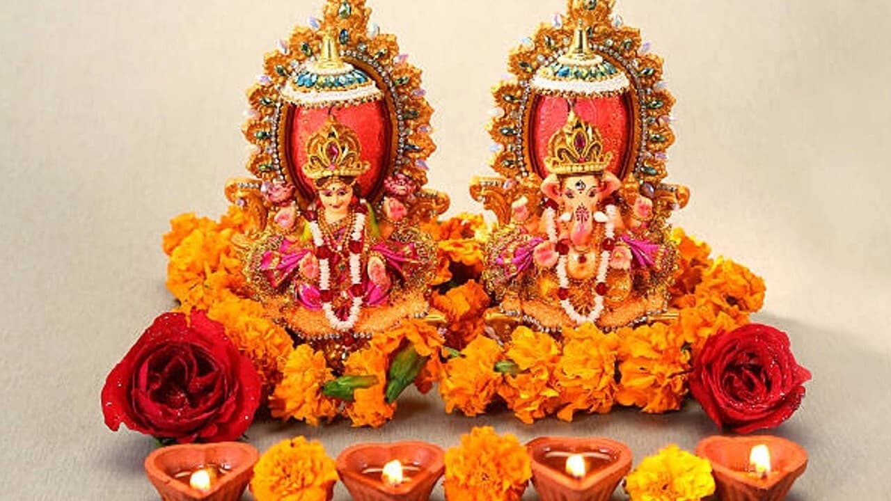 Diwali 2023 Puja: दिवाली पर क्यों होती हैं लक्ष्मी के साथ गणेश की पूजा, जानें कुबेर यंत्र की महिमा