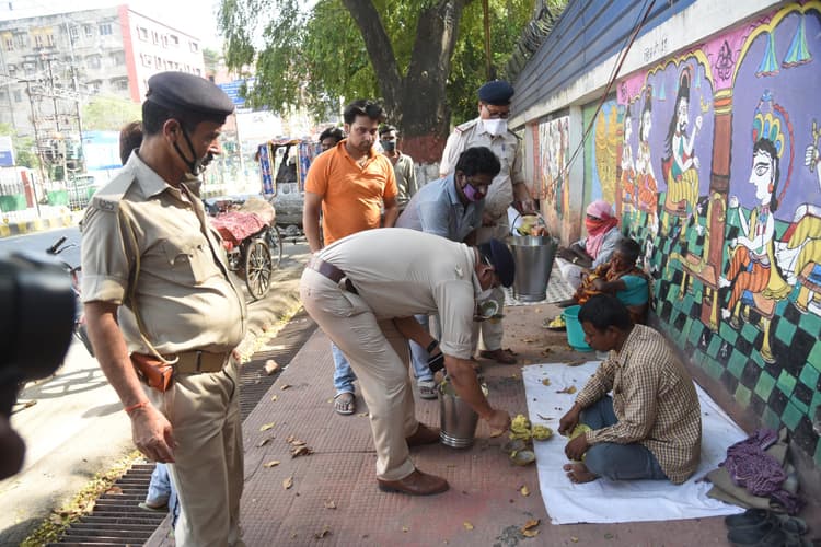 कोरोना : पटना से पैदल कटिहार जा रहे लोगों के लिए फरिश्ता बना थानेदार, उन्हें सैनिटाइज कर खिलाया खाना