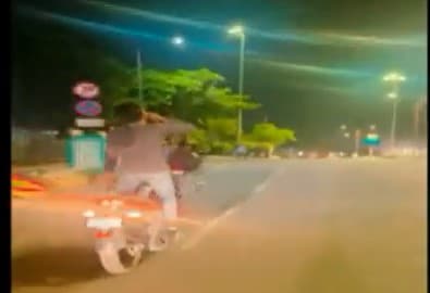 Lucknow Video: рдЪрд▓рддреА рдмрд╛рдЗрдХ рдкрд░ рдЦрдбрд╝реЗ рд╣реЛрдХрд░ рд╕реНрдЯрдВрдЯ рдХрд░рдирд╛ рдпреБрд╡рдХ рдХреЛ рдкрдбрд╝ рдЧрдпрд╛ рднрд╛рд░реА, рдкреБрд▓рд┐рд╕ рдиреЗ рд╕реНрдЯрдВрдЯрдмрд╛рдЬ рдХреЛ рдХрд┐рдпрд╛ рдЧрд┐рд░рдлреНрддрд╛рд░