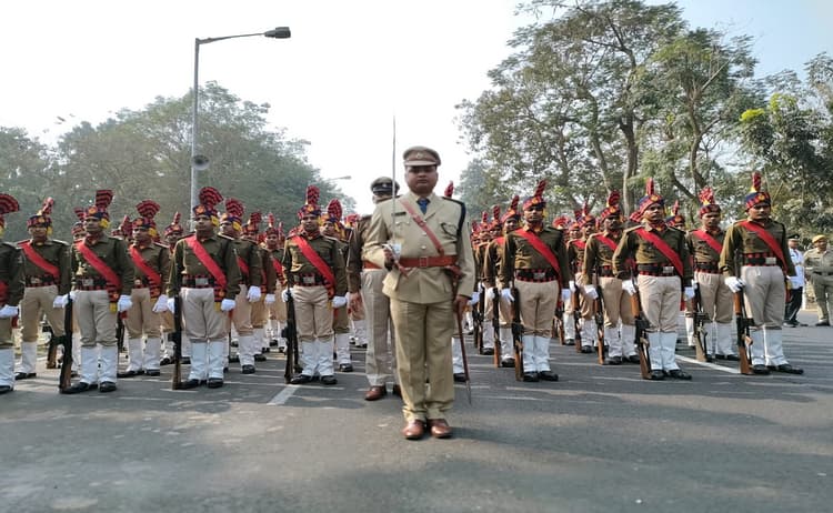 Republic Day : कोलकाता के गणतंत्र दिवस परेड में IPS पूरन झा ने किया बिहार विशेष सशस्त्र पुलिस दल का नेतृत्व