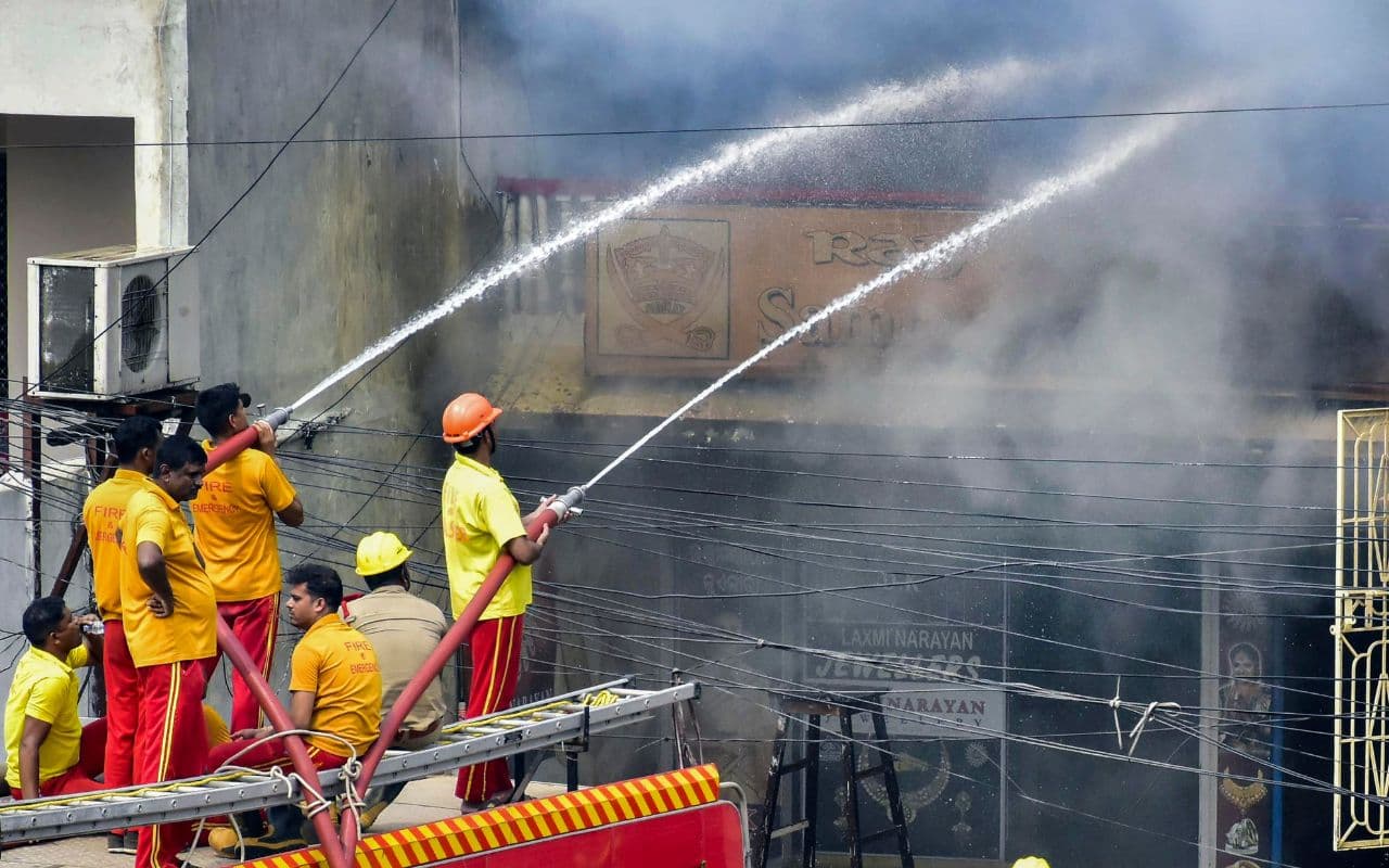 Odisha Fire: ओडिशा के पुरी शॉपिंग कॉम्प्लेक्स में आग के कारण और बुझाने में ‘देरी’ की जांच के लिए बनी कमेटी Odisha Fire: ओडिशा के पुरी शॉपिंग कॉम्प्लेक्स में आग के कारण और बुझाने में ‘देरी’ की जांच के लिए बनी कमेटी