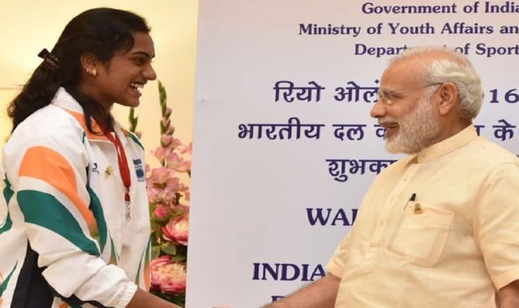 Tokyo Olympics : कांस्य पदक जीतने पर PV Sindhu को बधाइयों का तांता, पीएम मोदी ने फोन पर की बात