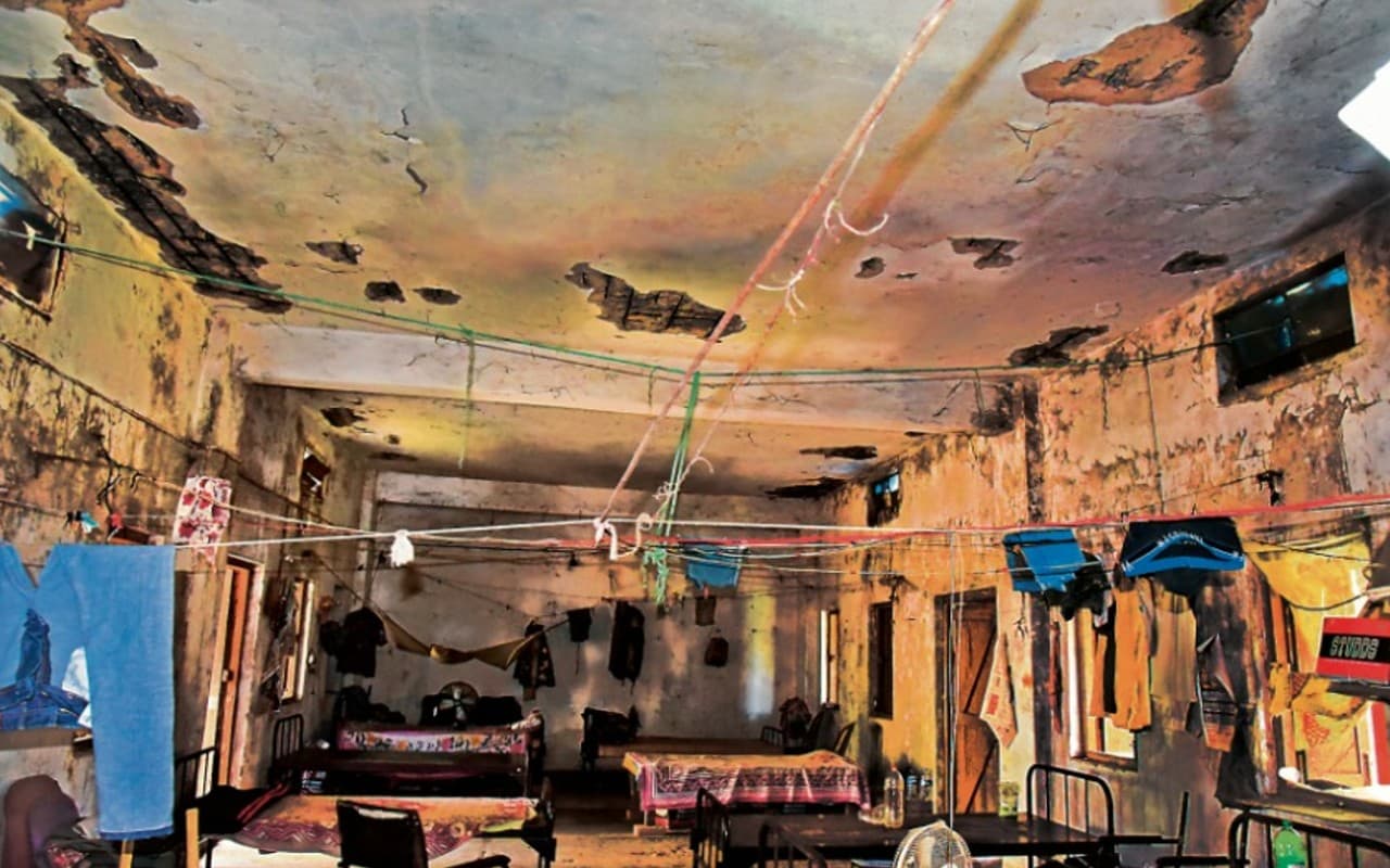 जमशेदपुर में QRT के जवानों की बैरक खंडहर में तब्दील, बारिश में भीग जाते हैं जवान