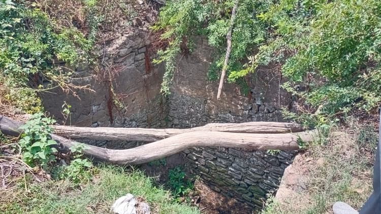 हजारीबाग के बादम में मिला मध्यकालीन चतुष्कोणीय कुआं, राजा हेमंत सिंह के किले में मिला