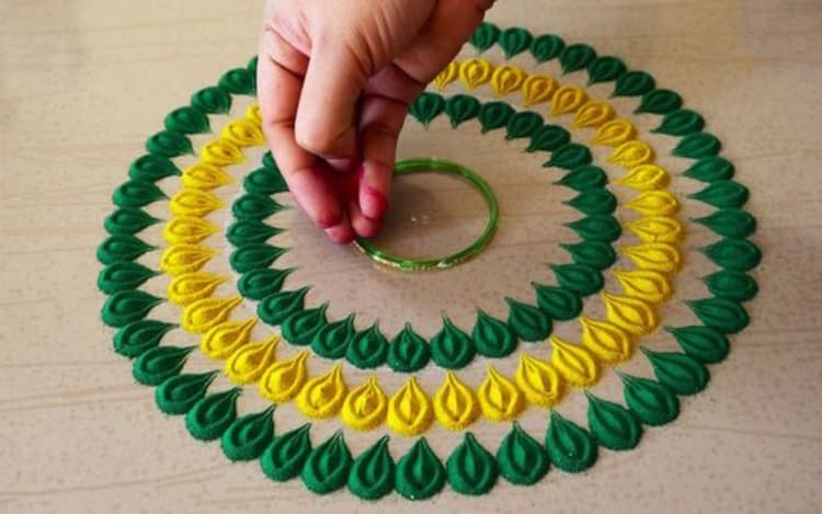 Diwali Rangoli Design Tips: इस दिवाली इन चीजों की मदद से बनाएं खूबसूरत और बड़ी से बड़ी रंगोली