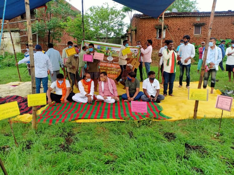 किसानों की समस्याओं को लेकर खेत में उतरी भाजपा ने सीएम हेमंत सोरेन पर साधा निशाना, लगाया ये आरोप