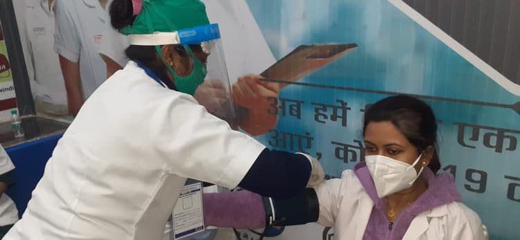 Corona Vaccination In Jharkhand : झारखंड के 48 बूथों पर आज 4800 स्वास्थ्यकर्मियों को लगेगी कोरोना वैक्सीन