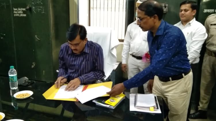 Aligarh: DM का चार्ज लेते ही IAS इंद्र विक्रम सिंह का बड़ा ऐलान, कानून एवं शांति व्यवस्था पर करेंगे फोकस