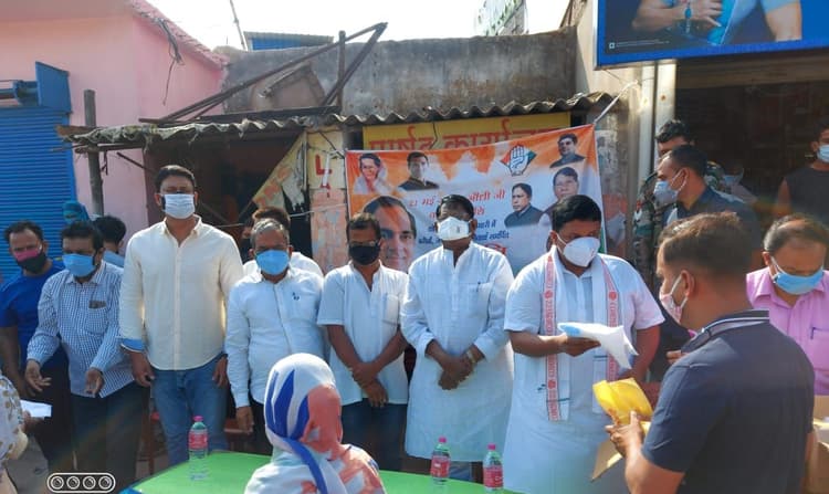 Rajiv Gandhi Death Anniversary 2021 : पूर्व प्रधानमंत्री राजीव गांधी की पुण्यतिथि आज, झारखंड कांग्रेस ने गरीबों की ली सुध, कोरोना काल में बांटे मास्क व सैनिटाइजर