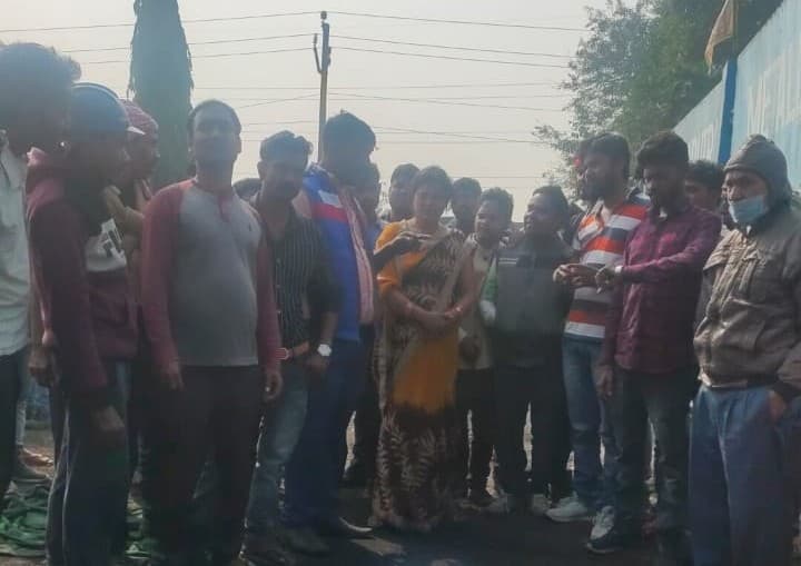 रामगढ़ में फैक्ट्री में विस्फोट से कामगार की मौत के बाद भी कंपनी ने नहीं ली सुध, शव के साथ बैठे परिजन मांग रहे मुआवजा रामगढ़ में फैक्ट्री में विस्फोट से कामगार की मौत के बाद भी कंपनी ने नहीं ली सुध, शव के साथ बैठे परिजन मांग रहे मुआवजा