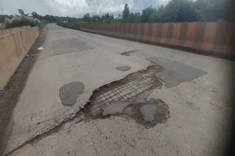 पूर्वी सिंहभूम के रगड़ो नदी पर बना पुल जर्जर, जल्द मरम्मत नहीं हुआ तो हो सकता है बड़ा हादसा