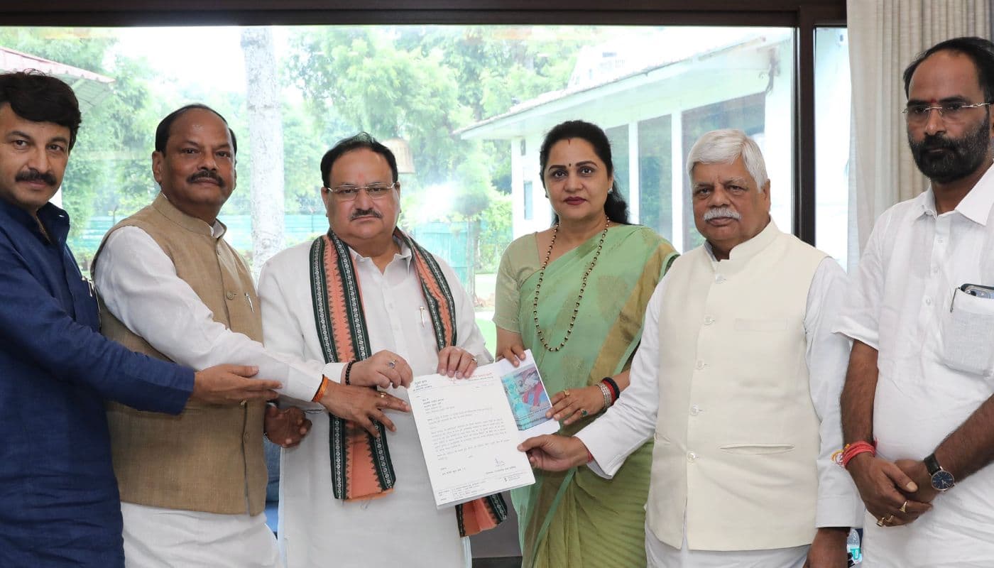 रघुवर दास ने पटना लाठीचार्ज की जांच रिपोर्ट सौंपी, कहा- राज्य प्रायोजित थी हिंसा, हो सीबीआई जांच