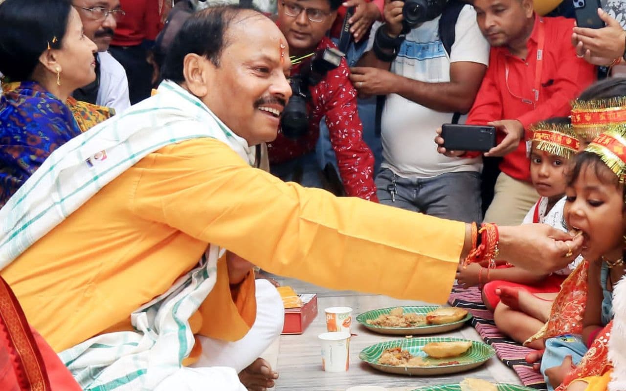 झारखंड के पूर्व सीएम और ओडिशा के नए राज्यपाल रघुवर दास ने कुंवारी कन्या के पांव पखारे