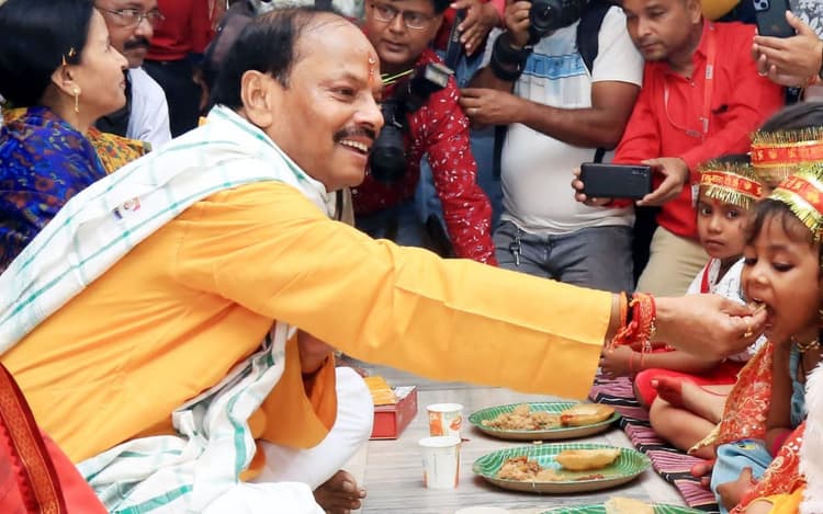 झारखंड के पूर्व सीएम और ओडिशा के नए राज्यपाल रघुवर दास ने कुंवारी कन्या के पांव पखारे