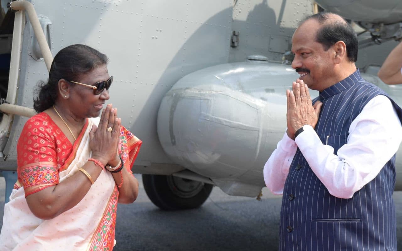 राष्ट्रपति द्रौपदी मुर्मू बारीपदा पहुंचीं, राज्यपाल रघुवर दास ने एयरपोर्ट पर किया स्वागत