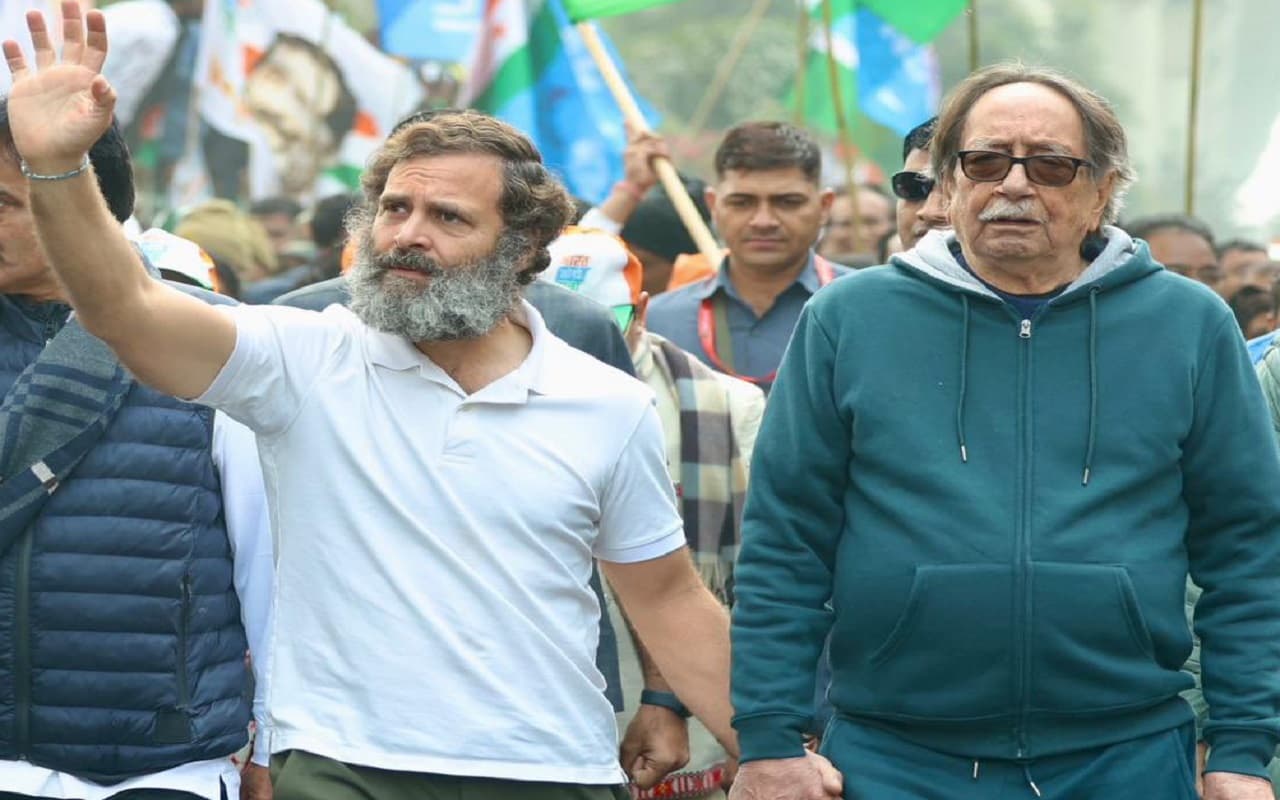 Rahul Gandhi T-Shirt Controversy: राहुल गांधी की टी-शर्ट पर हंगामा, कीमत और ब्रांड जानकर रह जाएंगे दंग Rahul Gandhi T-Shirt Controversy: राहुल गांधी की टी-शर्ट पर हंगामा, कीमत और ब्रांड जानकर रह जाएंगे दंग