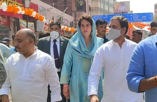 UP Chunav 2022: पुलिस ने जब रोका राहुल-प्रियंका का काफिला, पैदल बाबा विश्नाथ की शरण में पहुंचे दोनों नेता UP Chunav 2022: पुलिस ने जब रोका राहुल-प्रियंका का काफिला, पैदल बाबा विश्नाथ की शरण में पहुंचे दोनों नेता
