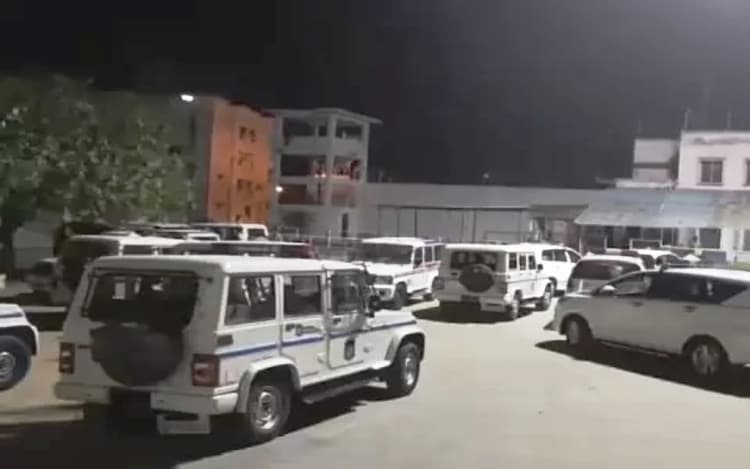 गुजरात पुलिस ने राज्य के 17 जेलों में की छापेमारी, अधिकारियों समेत 1700 पुलिसकर्मी अभियान में शामिल