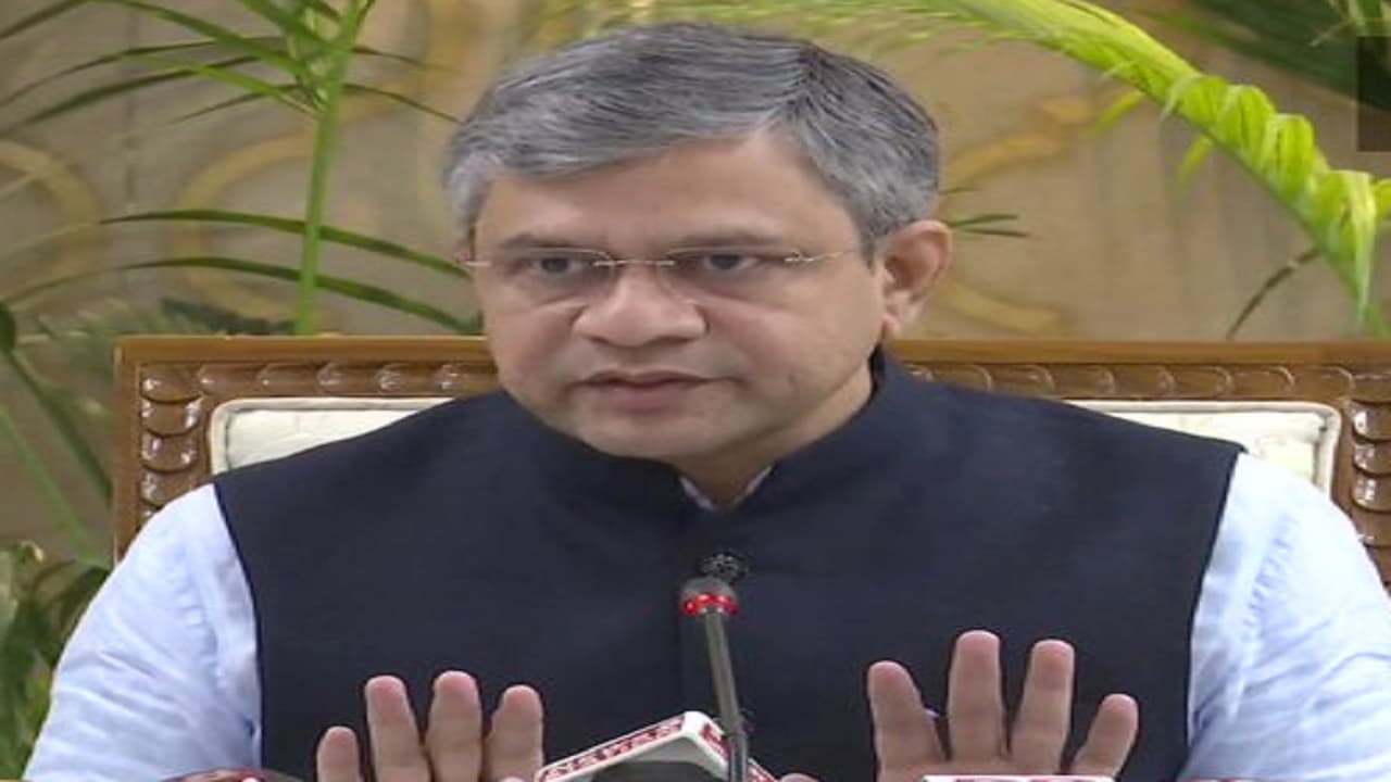 रेल मंत्री ने किया 'भारत गौरव' ट्रेनों का ऐलान, किराया टूर ऑपरेटर करेंगे तय