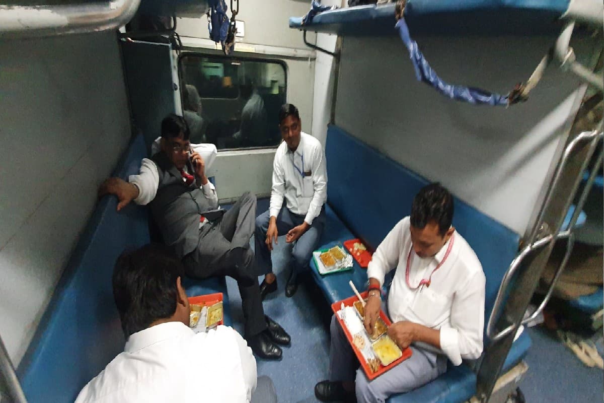 रेलवे ग्रुप डी की परीक्षा देने रजनीश बनकर परीक्षा देने पहुंचा था रमेश, धराया तो सुनायी ये बात..