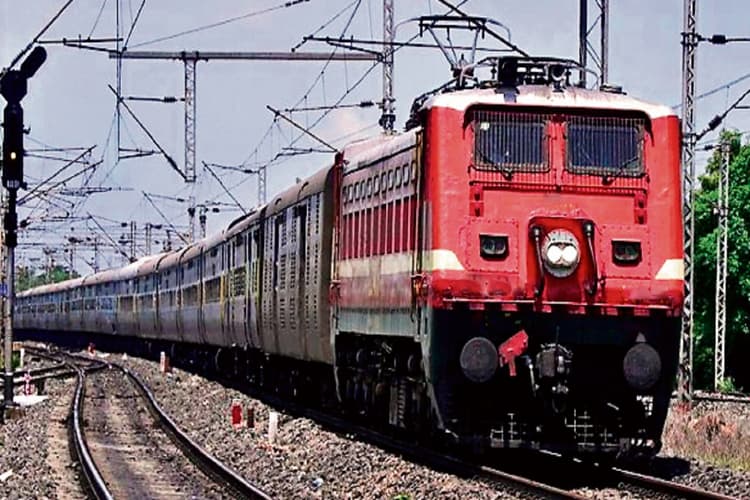 देवघर आने वाले श्रद्धालुओं के लिए रेलवे चला रही ये स्पेशल ट्रेन, जसीडीह स्टेशन पर कई का ठहराव बढ़ा