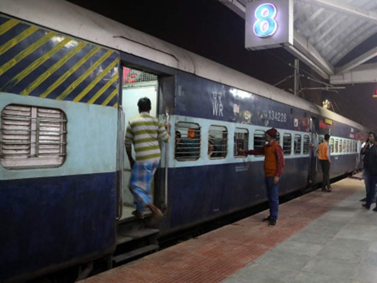Indian Railways/ Train News : घंटों तक ब्लॉक में फंसी रहीं आठ ट्रेनें, भगवानपुर के पास यात्रियों का हंगामा