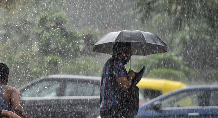 UP Weather Update: लखनऊ में मौसम ने ली करवट, हल्की बूंदाबांदी से बढ़ी ठिठुरन
