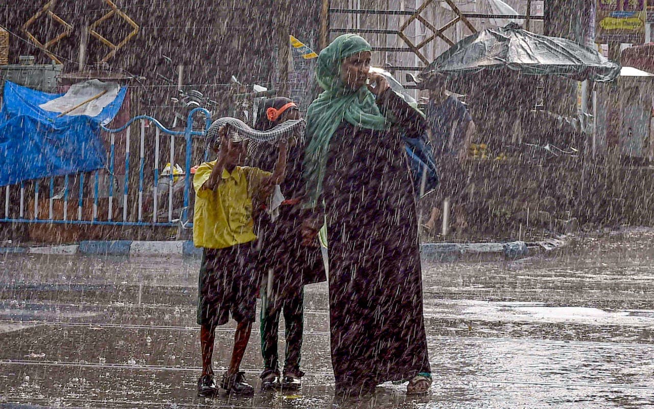 Bihar Weather Monsoon Update : बिहार से यूपी की ओर बढ़ गया मानसून, पर कुछ जिलों को अब भी है बारिश का इंतजार