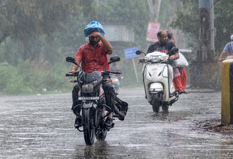 Weather Forecast: दिल्ली में बारिश की संभावना, जानें बिहार-झारखंड समेत अन्य राज्यों का मौसम