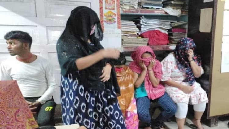 धनबाद में राजा और रेंचो की जुगलबंदी ने खूब बटोरीं तालियां, लाफ्टर शो में हंस-हंसकर लोट-पोट हुए श्रोता