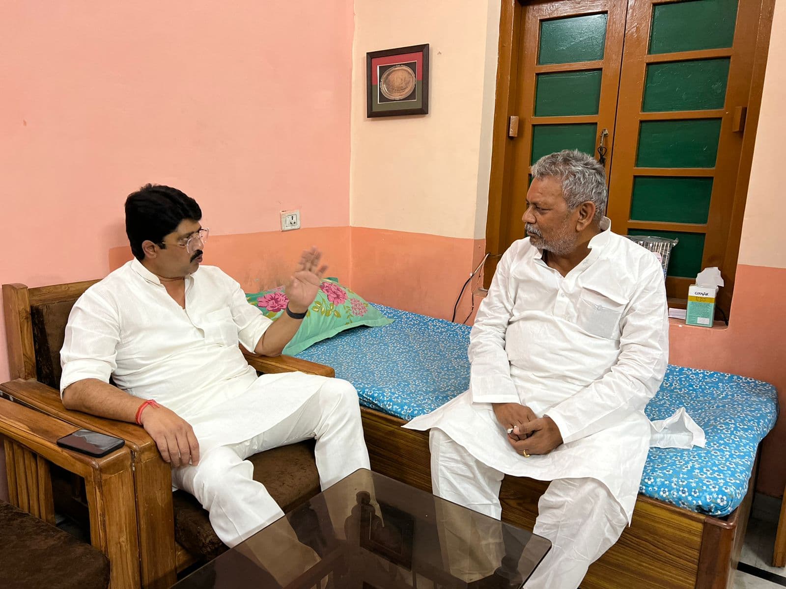 BJP से निष्कासित यशवंत सिंह और उनके निर्दलीय एमएलसी बेटे रिशु को पार्टी में शामिल कराने पहुंचे राजाभैया?