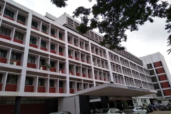 रिम्स के कोविड वार्ड में चल रही भाड़े की नर्सिंग, कोरोना का भय दिखा लोगों से ले रहे हैं हजारो रूपये