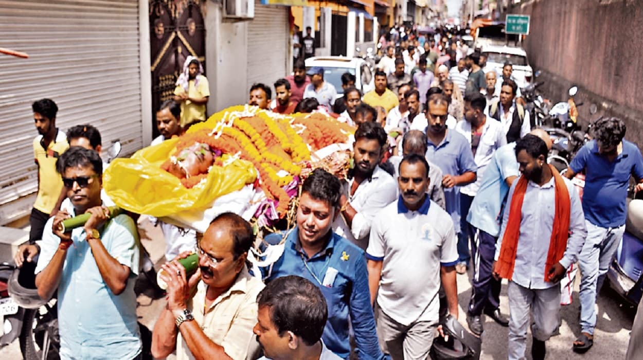 जेवर व्यवसायी की अंतिम विदाई में शामिल हुए मंत्री बन्ना गुप्ता, बोले- क्राइम कंट्रोल पर CM से करूंगा बात