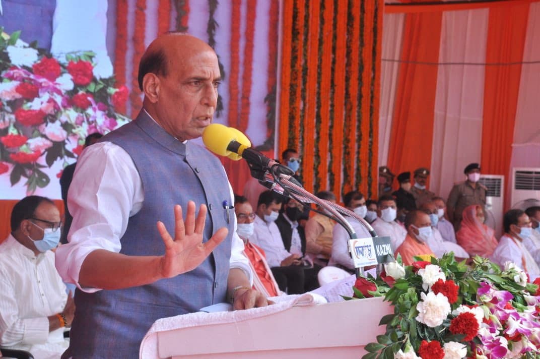 शिलान्यास कार्यक्रम के होर्डिंग्स में अटल जी की फोटो नहीं दिखी तो नाराज हुए राजनाथ सिंह, दी बड़ी नसीहत शिलान्यास कार्यक्रम के होर्डिंग्स में अटल जी की फोटो नहीं दिखी तो नाराज हुए राजनाथ सिंह, दी बड़ी नसीहत
