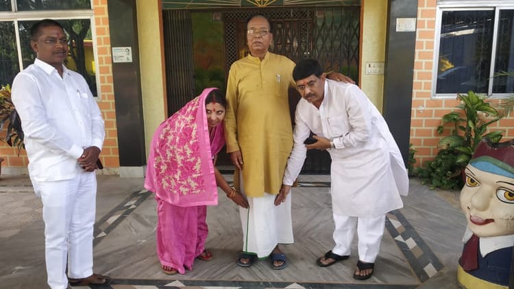 झारखंड राज्यसभा चुनाव : BJP कैंडिडेट आदित्य साहू ने की पूजा, राजनीतिक गुरु रामटहल चौधरी का लिया आशीर्वाद