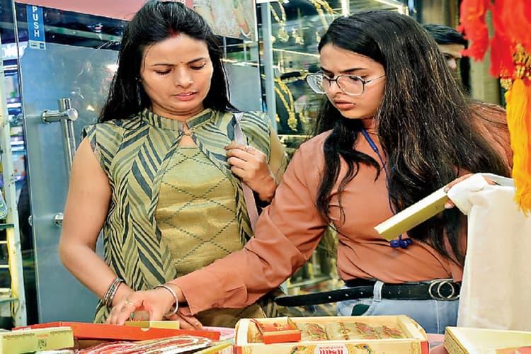 रक्षा बंधन को लेकर राजधानी रांची का सजा बाजार, इन राखियों की है भारी डिमांड