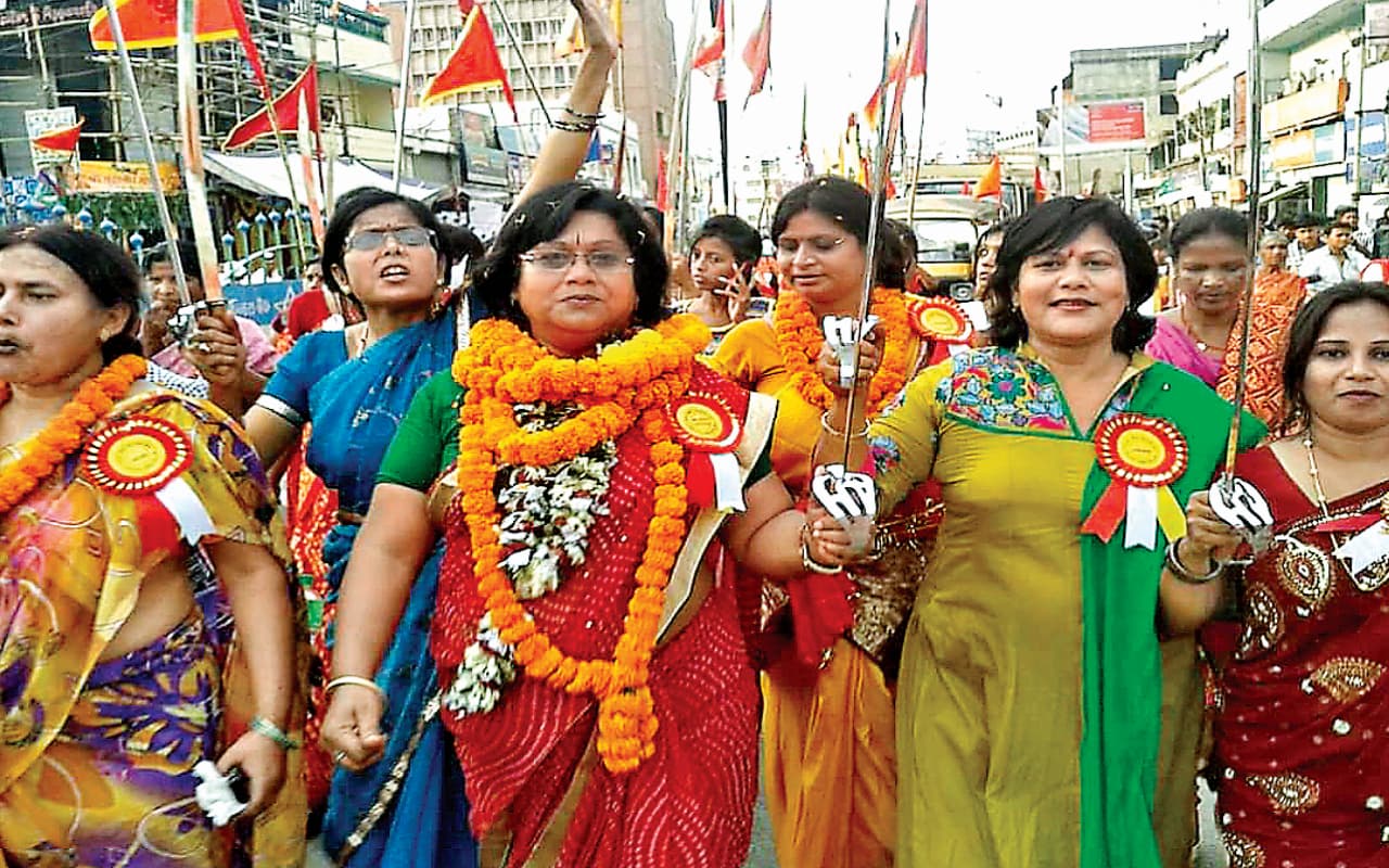 Ram Navami: रामनवमी शाेभायात्रा में महिलाएं दिखायेंगी करतब, भांजेंगी तलवार, देखें तस्वीरें