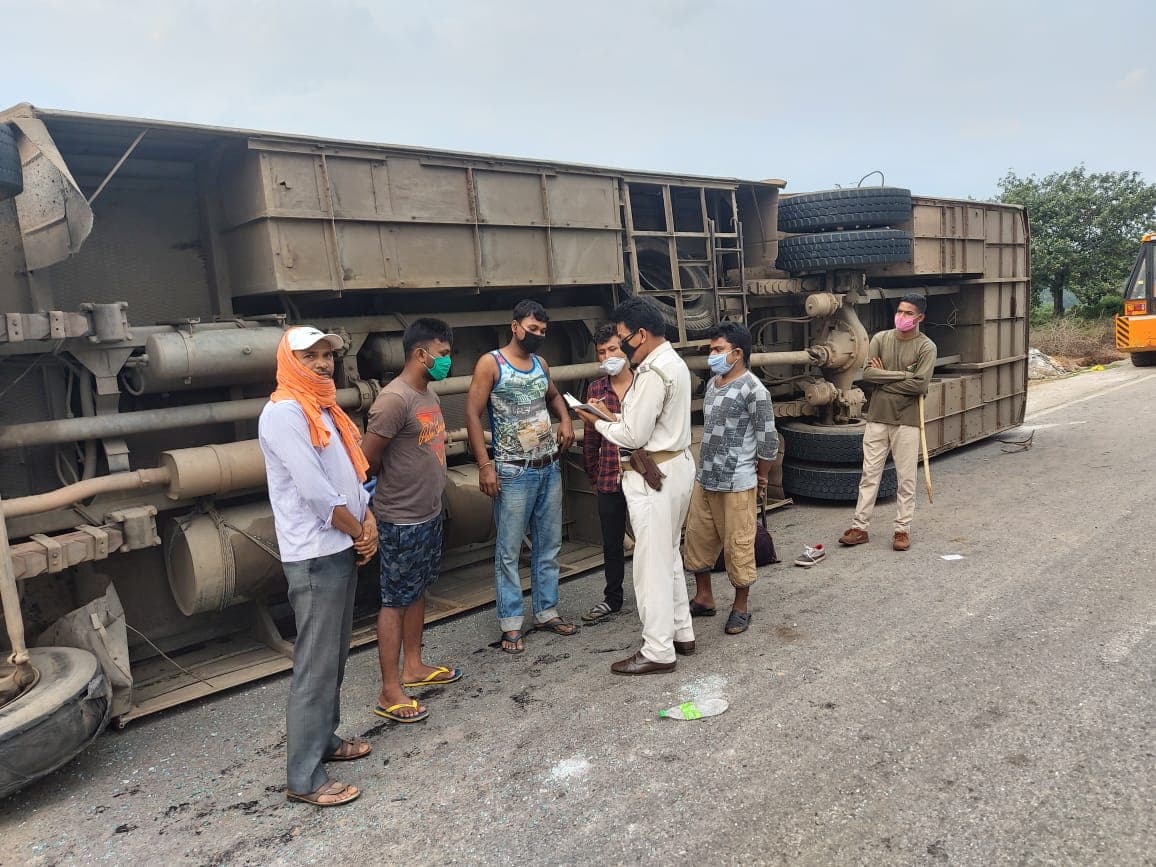 गुजरात से पश्चिम बंगाल जा रही बस पलटी, एक प्रवासी मजदूर की मौत, एक दर्जन से अधिक घायल