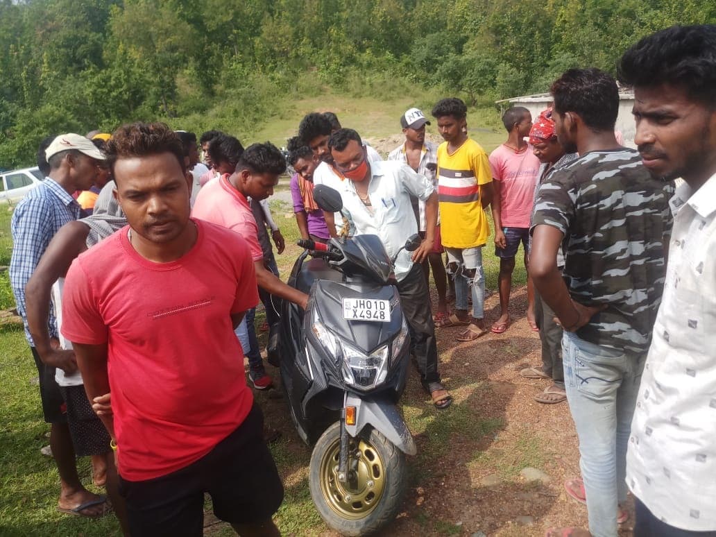 Jharkhand Crime News : पेड़ से लटका मिला युवक-युवती का शव, लव मैरिज नहीं होने से थे नाराज, जांच में जुटी रामगढ़ पुलिस Jharkhand Crime News : पेड़ से लटका मिला युवक-युवती का शव, लव मैरिज नहीं होने से थे नाराज, जांच में जुटी रामगढ़ पुलिस