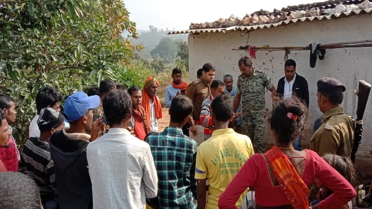 Jharkhand News: लापता पत्नी व बेटे के गम में बुजुर्ग की हार्ट अटैक से मौत, परिजनों ने प्रशासन से की ये मांग Jharkhand News: लापता पत्नी व बेटे के गम में बुजुर्ग की हार्ट अटैक से मौत, परिजनों ने प्रशासन से की ये मांग