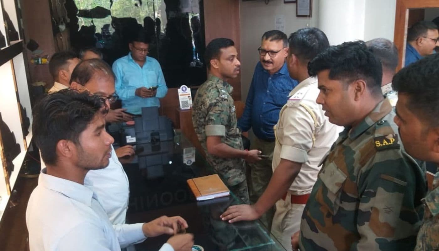 रामगढ़ में थाना से 500 मीटर की दूरी पर 10 मिनट में 15 लाख के आभूषण की लूट