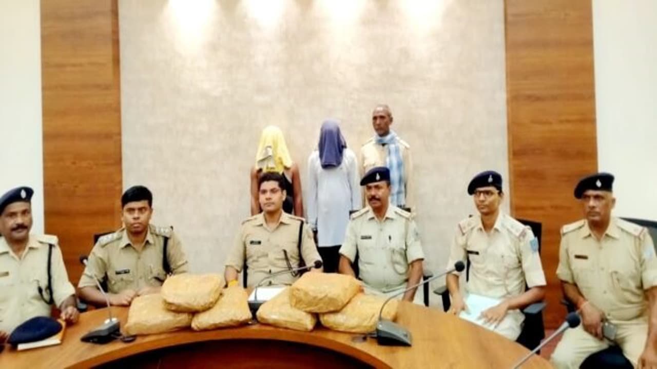 Jharkhand Crime News: रामगढ़ के कुजू क्षेत्र से करीब डेढ़ करोड़ का गांजा बरामद, दो आरोपी गिरफ्तार Jharkhand Crime News: रामगढ़ के कुजू क्षेत्र से करीब डेढ़ करोड़ का गांजा बरामद, दो आरोपी गिरफ्तार