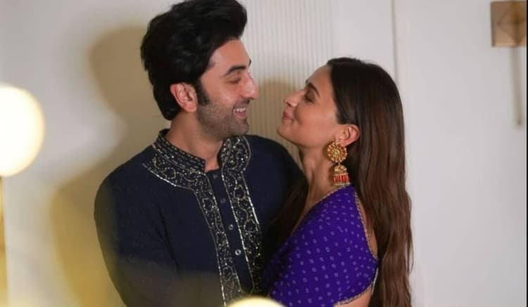 रणबीर कपूर संग रोमांटिक हुईं आलिया भट्ट, सोशल मीडिया पर वायरल हुई क्यूट कपल की अनदेखी तसवीर