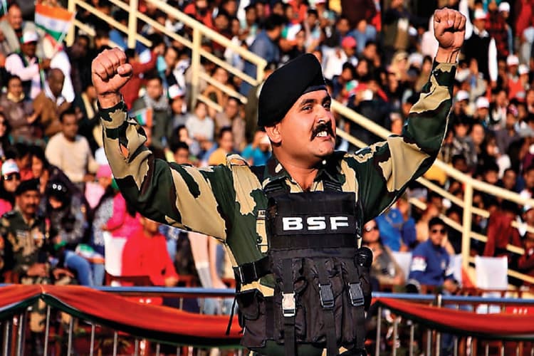 वाघा बॉर्डर पर रांची के अभिषेक 10 सालों से कर रहे हैं परेड को होस्ट, भरते हैं लोगों में जोश, जानें उनका सफर