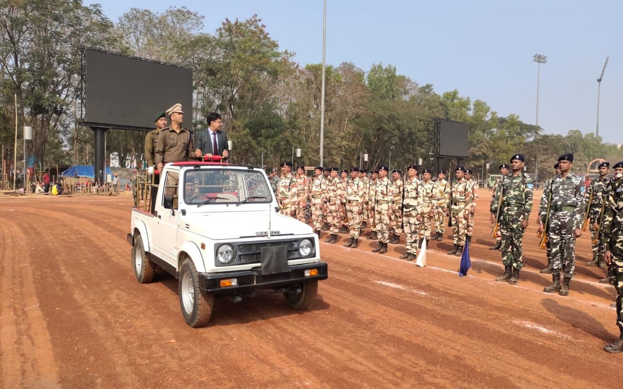 PHOTOS: रांची के मोरहाबादी में गणतंत्र दिवस परेड की रिहर्सल, DC राहुल कुमार सिन्हा ने ली मार्च पास्ट की सलामी